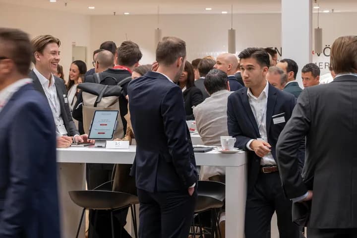Gut besuchte Networking-Veranstaltung, bei der sich Fachleute unterhalten