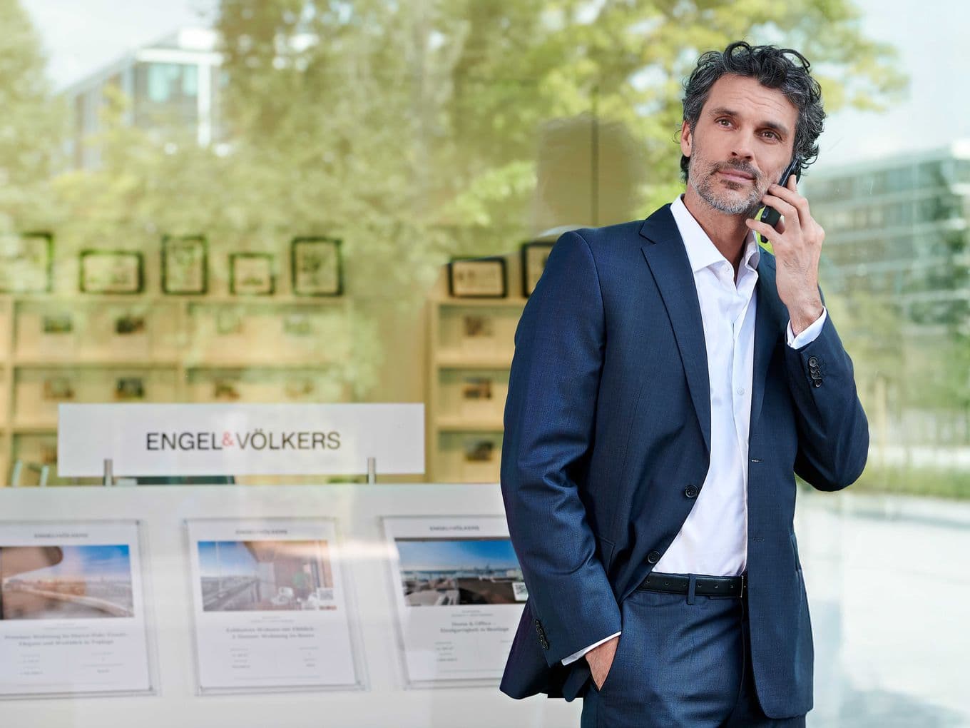 Advisor in front of a shop