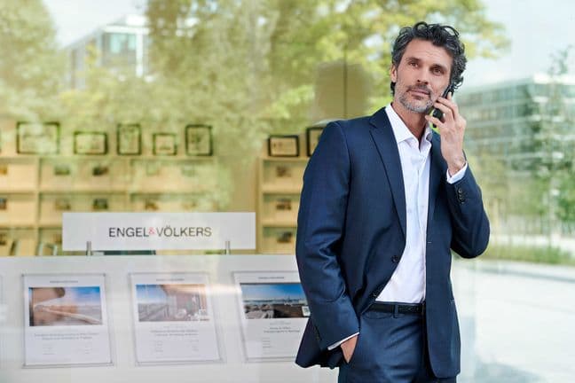 Advisor in front of a shop