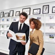 Two advisor in the Shop