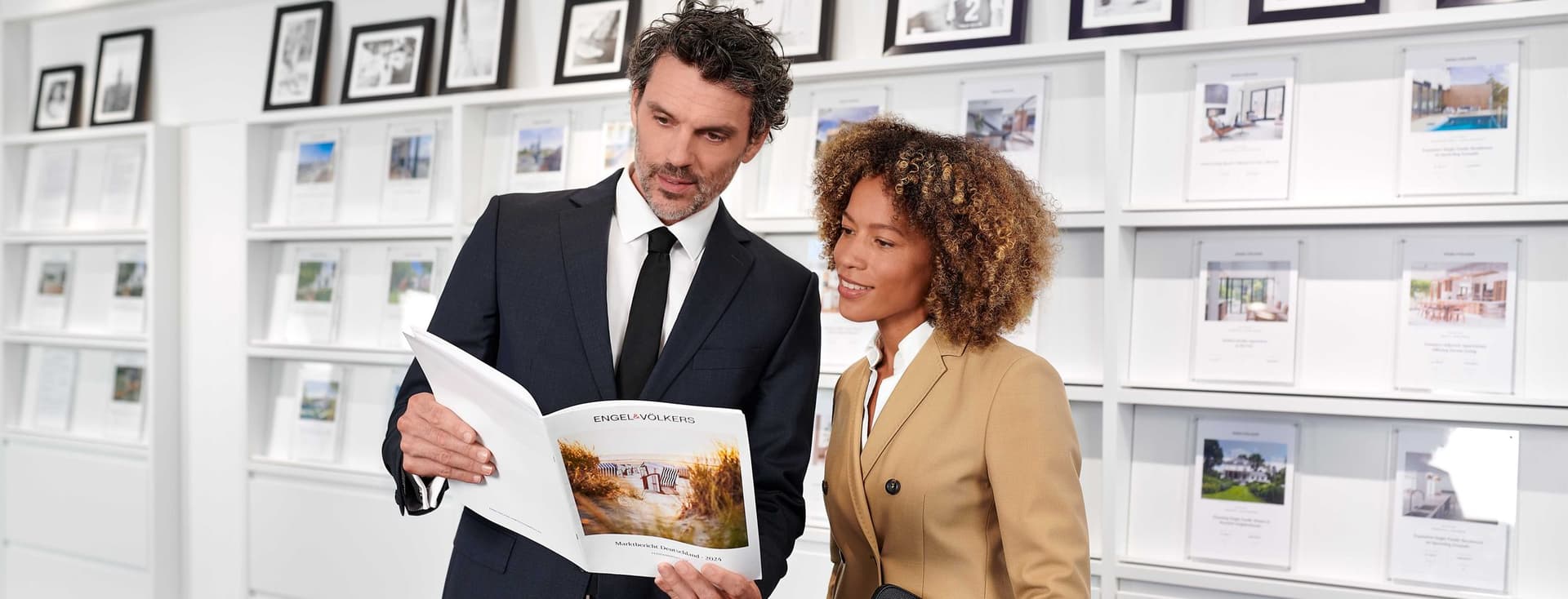 Two advisor in the Shop