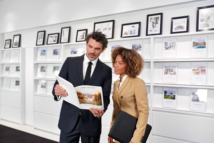 Two advisor in the Shop