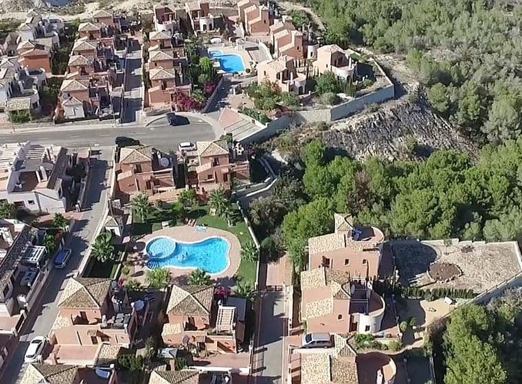 Vista aèria del complex residencial de Sant Miquel de Salines.