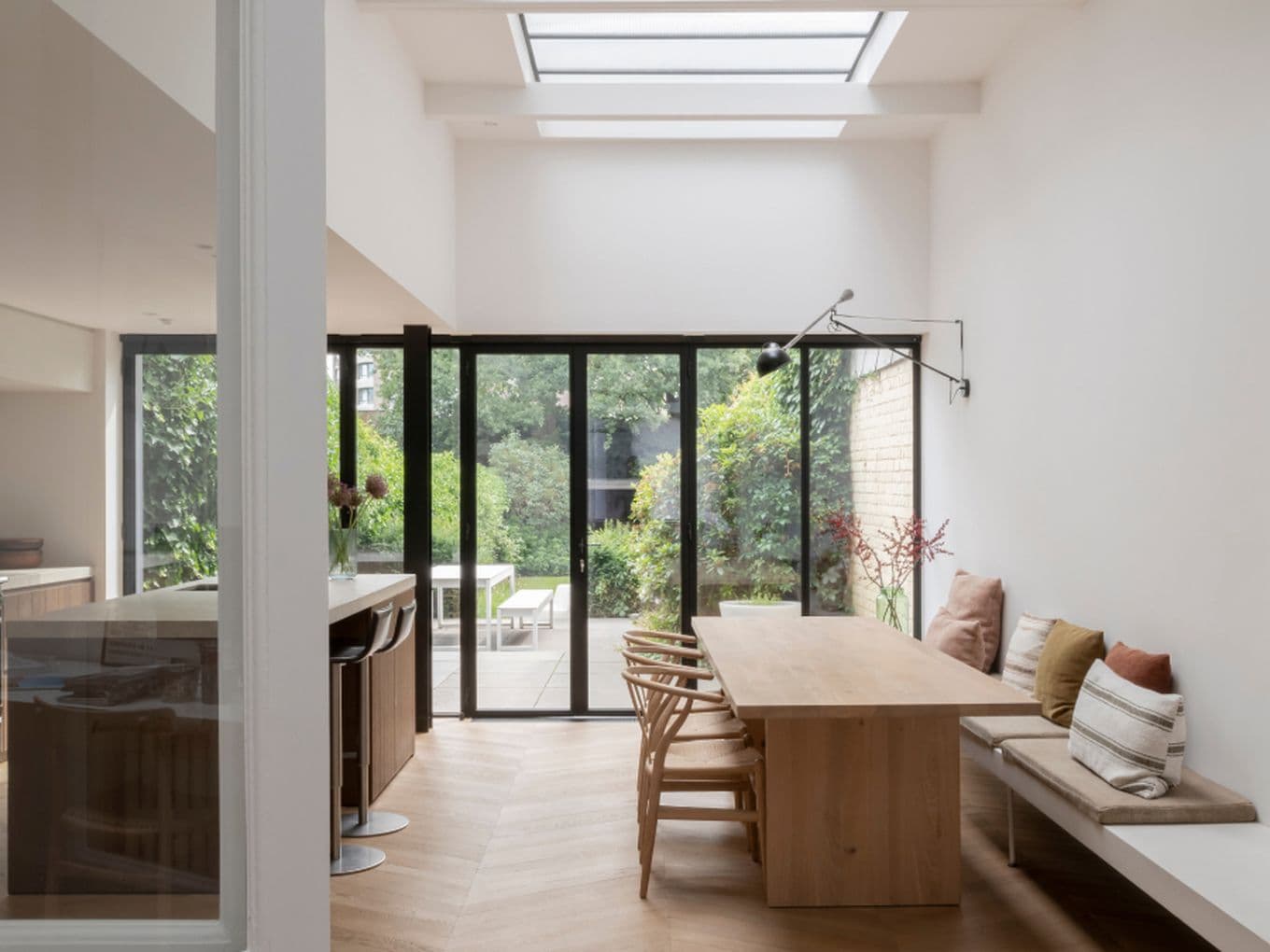 Bright and stylish dining area with wood elements and access to a garden – example of a valuated residential property in Zurich