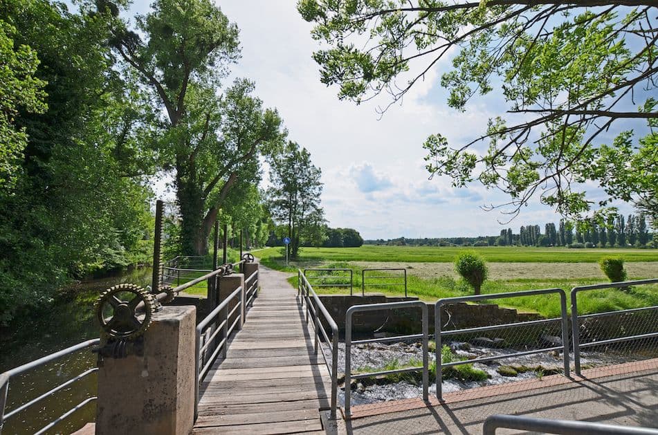 Holzsteg über die Alb in Karlsruhe-Rüppurr mit Blick auf grüne Wiesen – ruhige Wohnlage mit hohem Erholungswert am Stadtrand